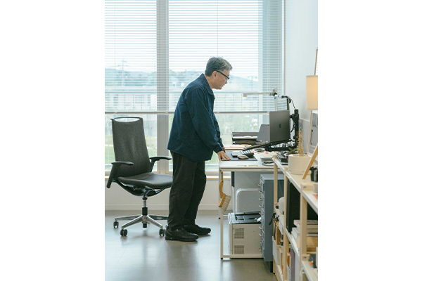 金沢美術工芸大学教授・入矢真一さんの着こなしにフォーカス。 <br>「気づいた人だけがうれしくなれる工夫のある《VIKING》」  FASHION |